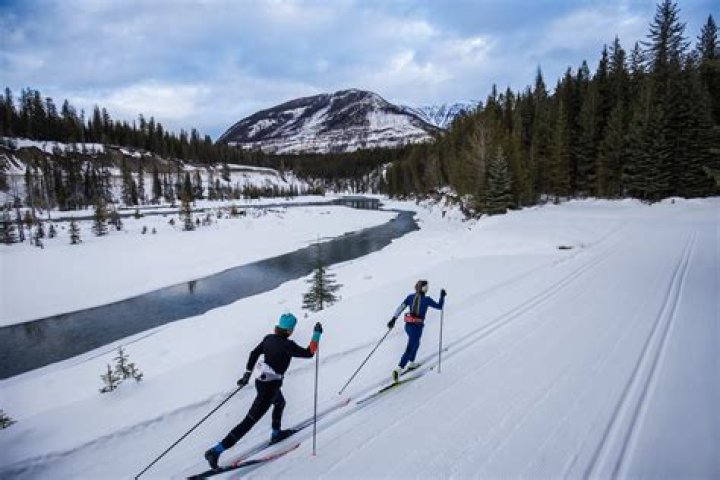 Is cross-country skiing hard on the knees?