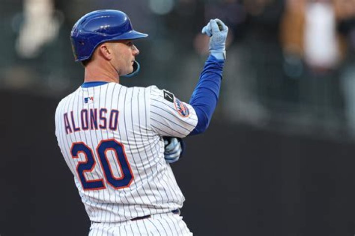Who makes Pete Alonso bat?